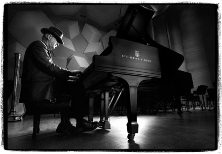 Butch Thompson on piano - high resolution photo